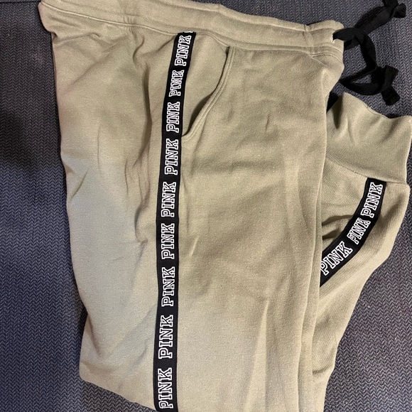 VS Pink Matching Set - Picture 4 of 4